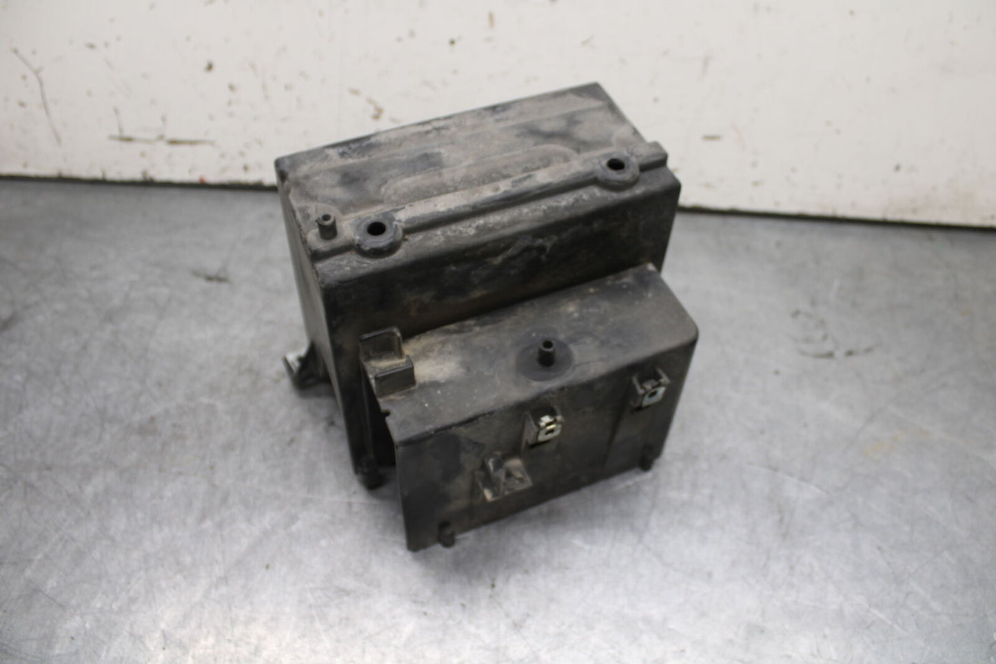 02-04 HONDA VTX1800S BATTERY TRAY BOX HOLDER BB712