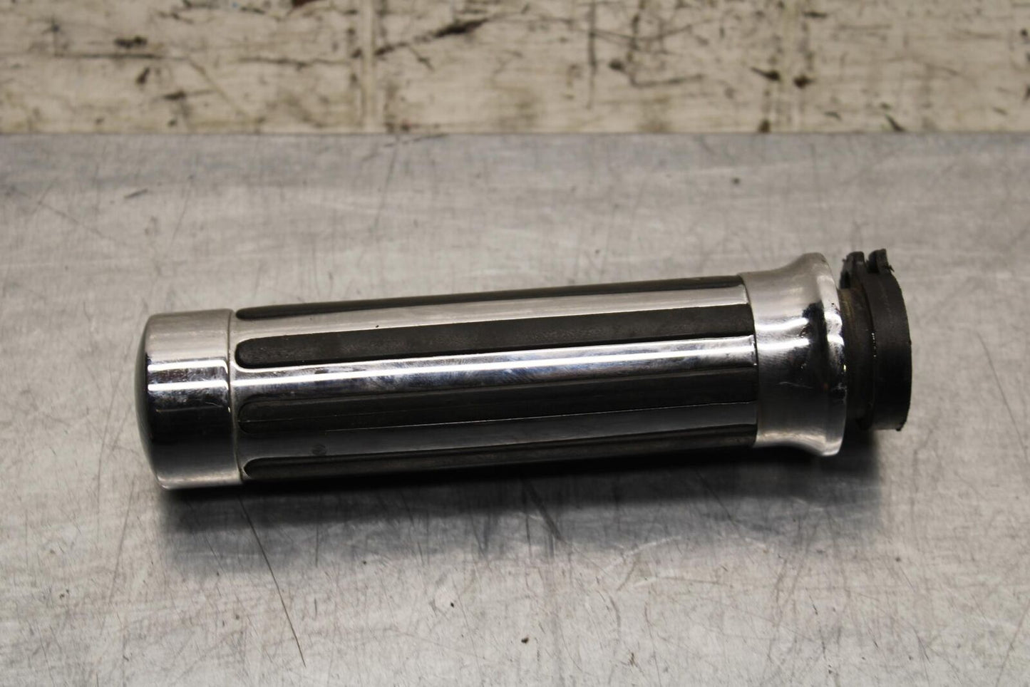 2004 Suzuki Intruder 1500 VL1500 RIGHT THROTTLE GRIP BB573