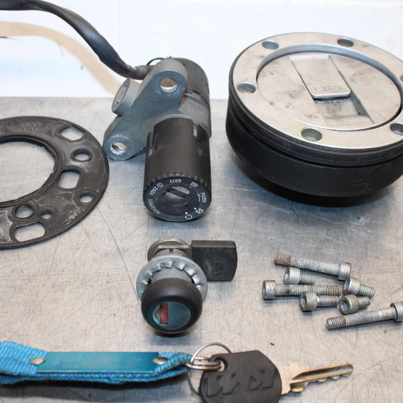 07-11 KTM 990 SUPER DUKE IGNITION LOCK KEY SET W/ GAS CAP AND SEAT LOCK BB578