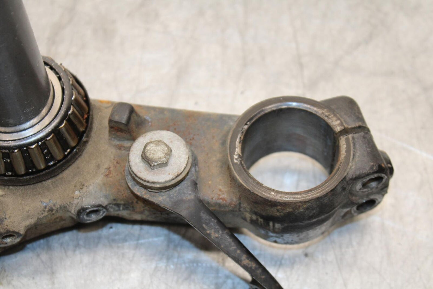 1977 Yamaha XS750 FRONT FORKS CLAMP LOWER TRIPLE TREE STEM 1J7-23340-02-33 BB554