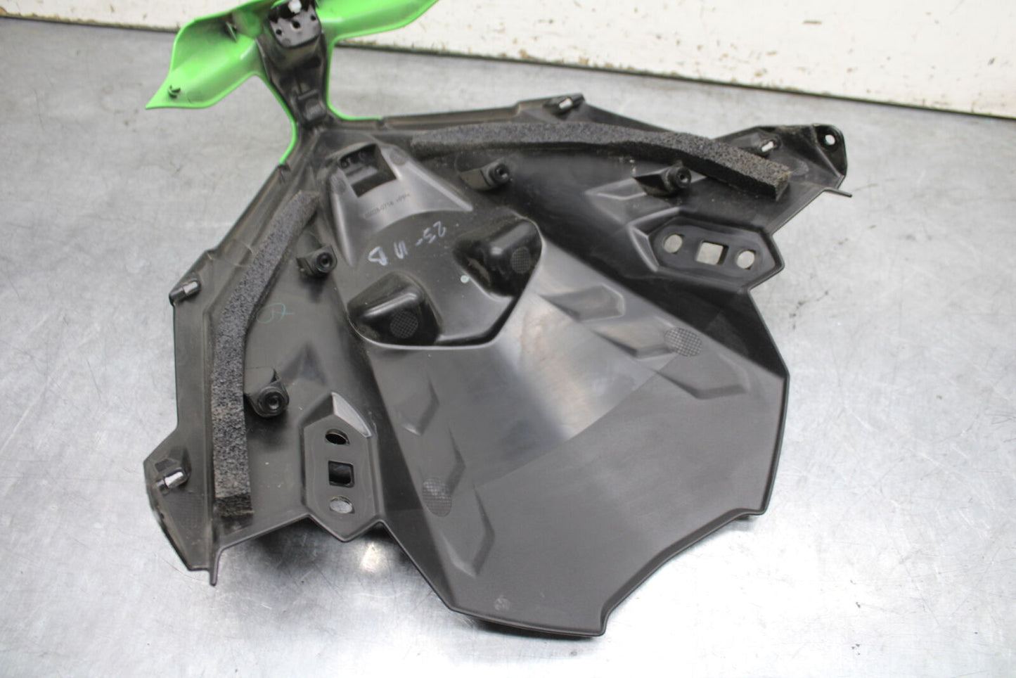 18-24 KAWASAKI NINJA 650 FRONT CENTER COWL FAIRING BB725