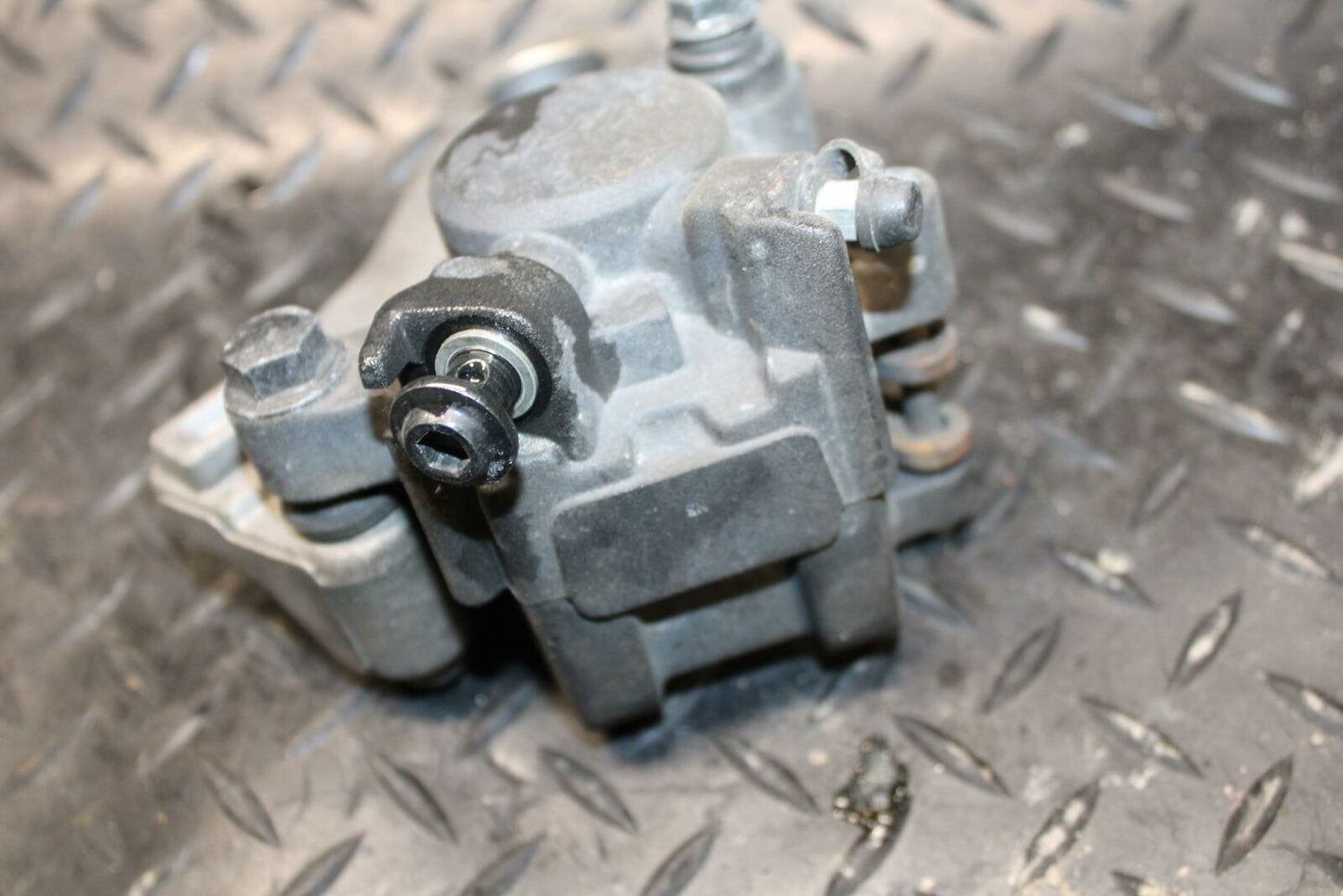 09-14 YAMAHA YZF R1 REAR BACK BRAKE CALIPER W MOUNT BRACKET BB192