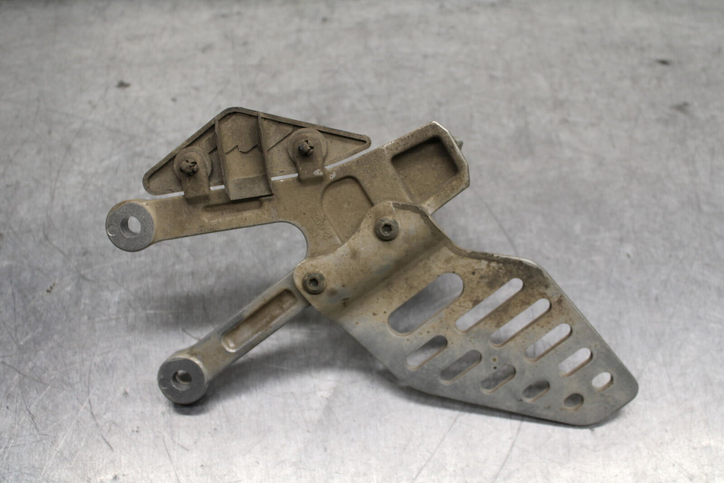 06-07 YAMAHA YZF R6 LEFT REARSET REAR SET DRIVER FOOT PEG REST STOP BB742