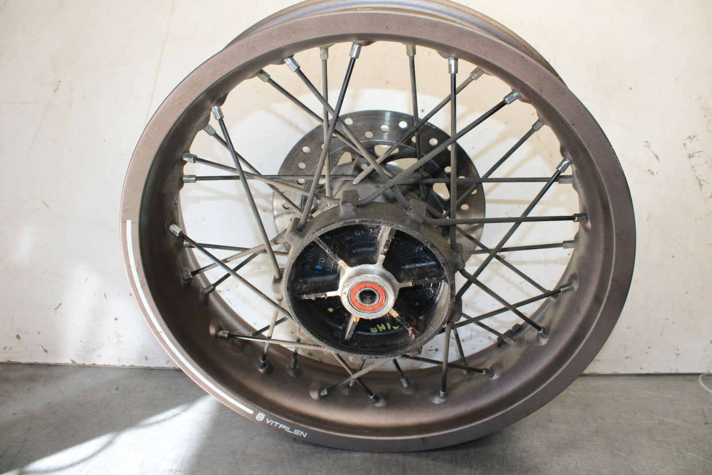 21 HUSQVARNA VITPILEN 401 REAR WHEEL BACK RIM BB467