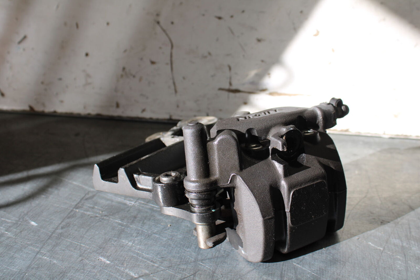 19-22 KAWASAKI Z400 REAR BACK BRAKE CALIPER W MOUNT BRACKET BB708