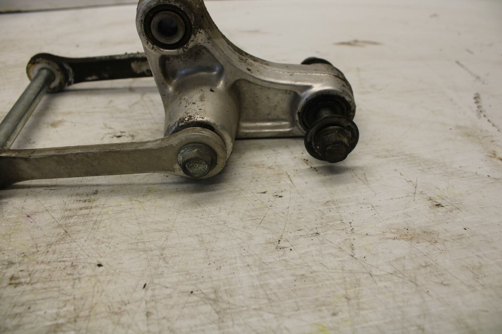 00-07 SUZUKI HAYABUSA REAR DOGBONE SHOCK LINKAGE LINK 62600-24810 BB281