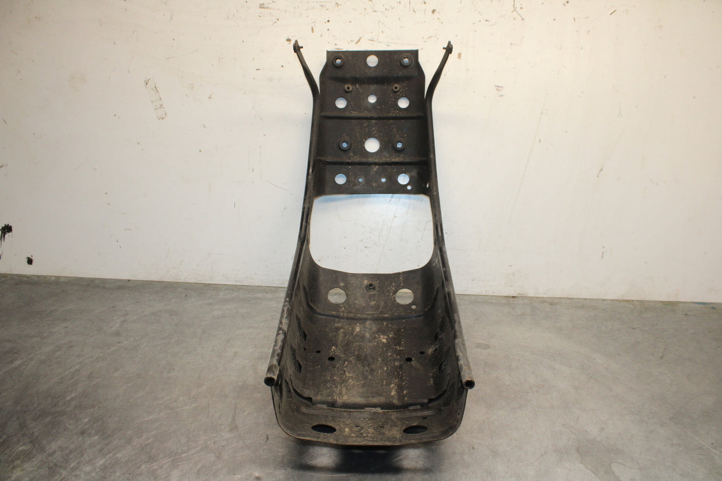 04 SUZUKI INTRUDER 800 REAR BACK FENDER SUPPORT FRAME SUBFRAME BB758