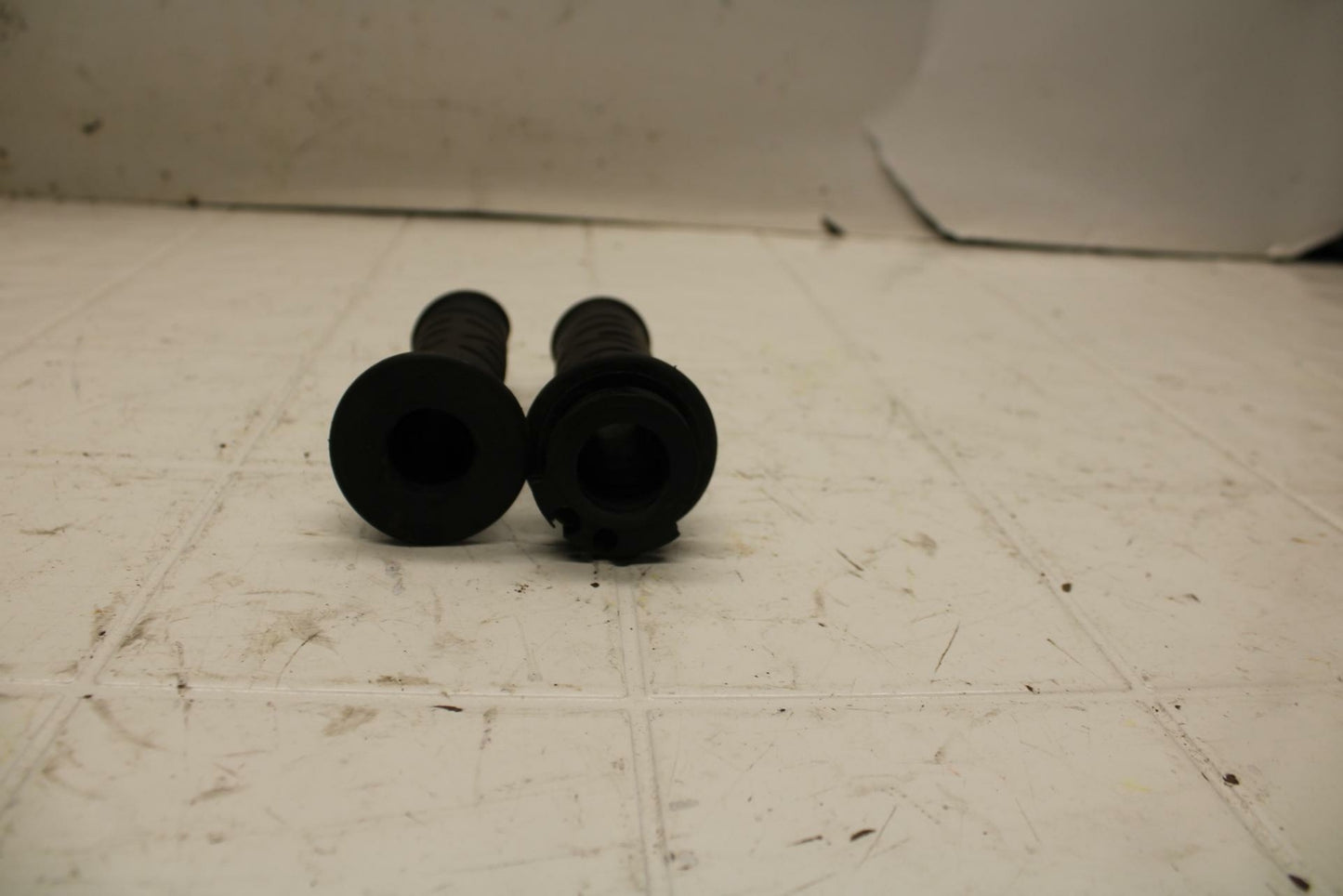 01-05 YAMAHA FZS1000 RIGHT THROTTLE GRIP BB10