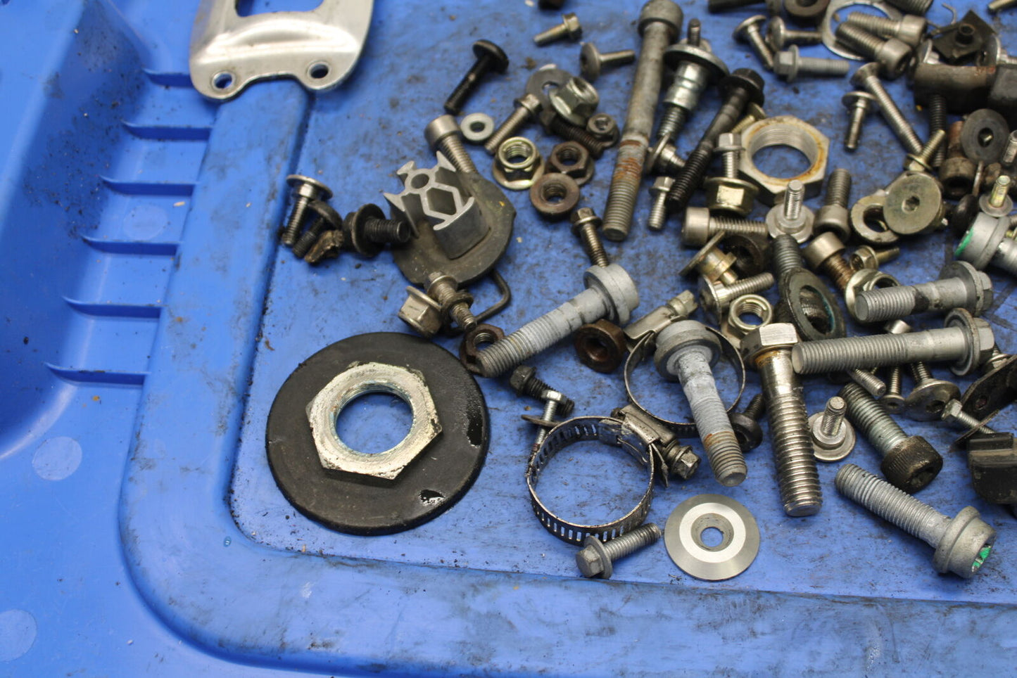 03-04 TRIUMPH DAYTONA 600 MOUNTING BOLTS HARDWARE MOTOR SCREWS BB745