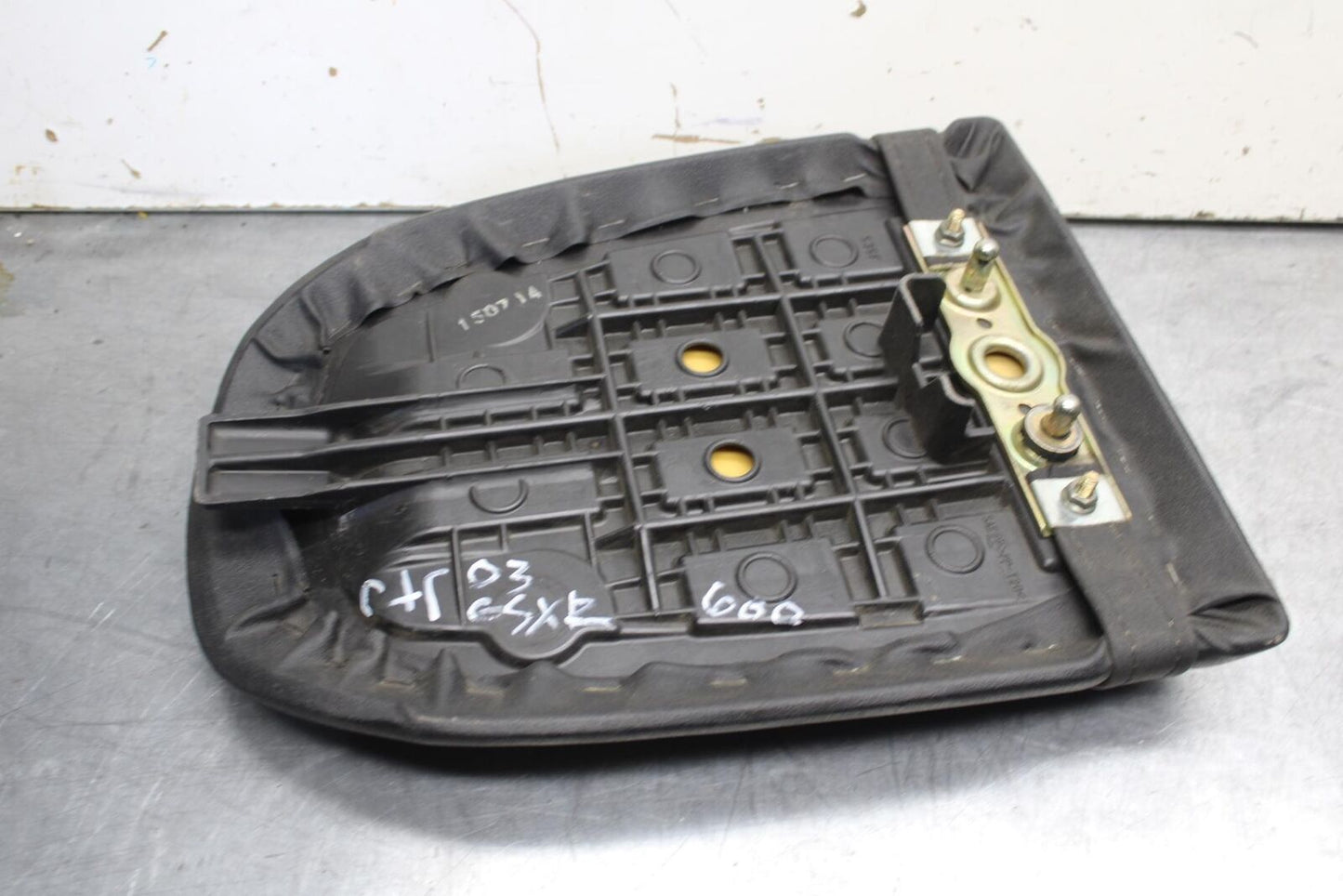 01-03 SUZUKI GSXR600 REAR BACK PASSENGER TANDEM SEAT PAD SADDLE PILLION BB621