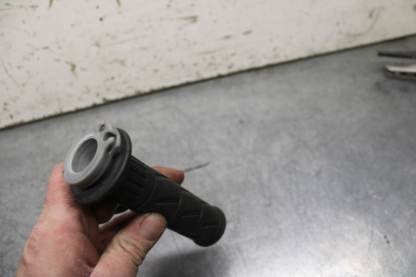 24 KAWASAKI NINJA 500 ABS RIGHT THROTTLE GRIP BB744