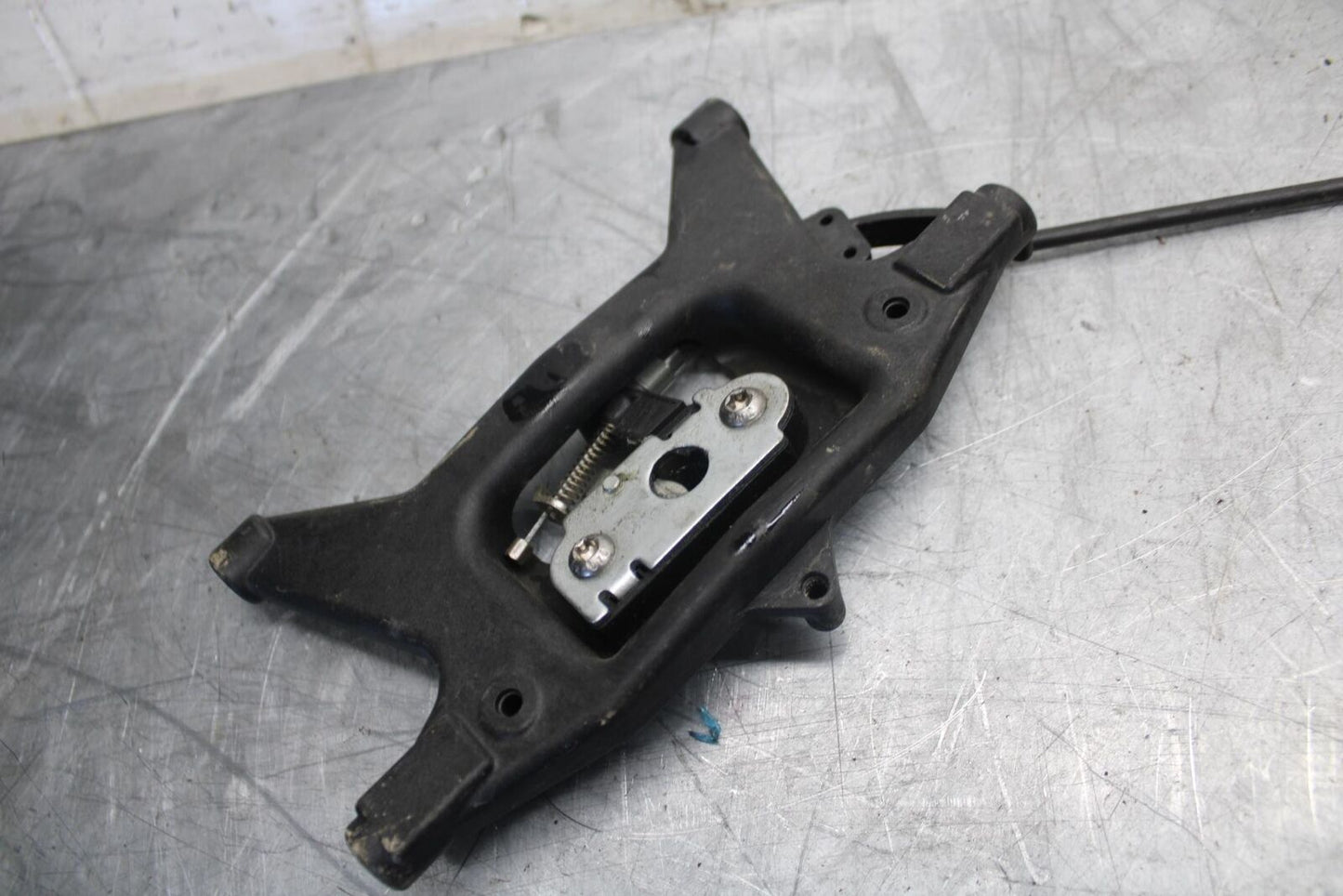 22 KTM 890 ADVENTURE REAR SEAT PAD PILLION LATCH LOCK BB514