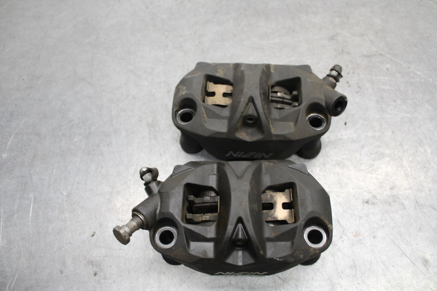 09-11 TRIUMPH DAYTONA 675 RIGHT LEFT FRONT BRAKE CALIPER SET PAIR CALIPERS BB652