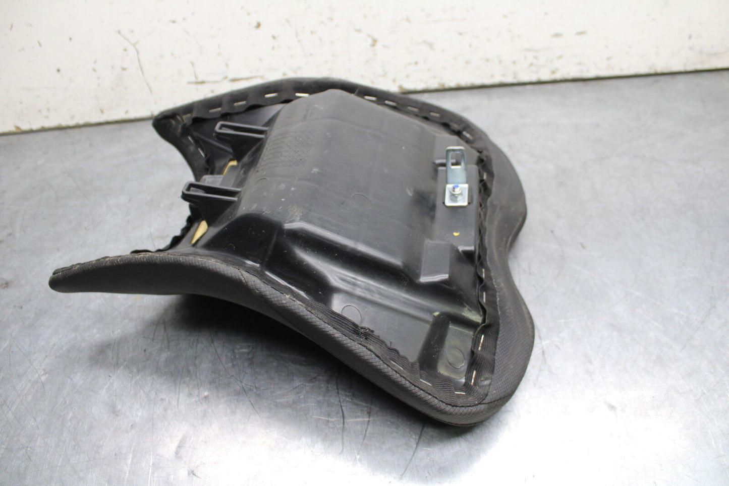 19-22 KAWASAKI Z400 FRONT DRIVERS SEAT PAD SADDLE PILLION BB738