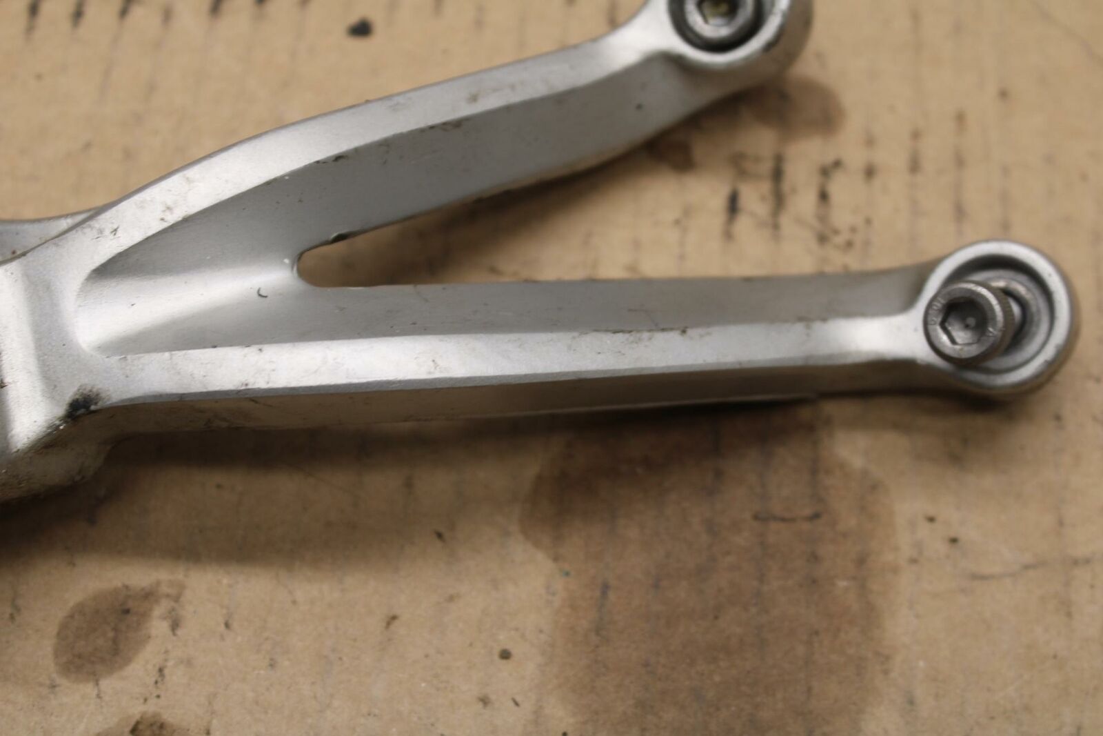 01 SUZUKI GSXR1000 RIGHT REAR BACK PASSENGER HANGER BB155b