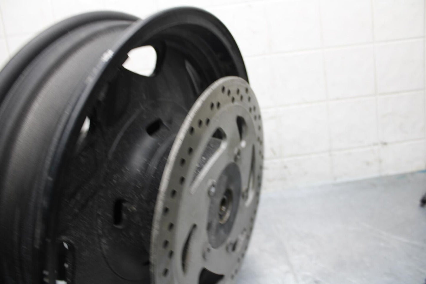 2004 Suzuki Intruder 1500 VL1500 FRONT LEFT RIGHT BRAKE ROTORS AND WHEEL BB573