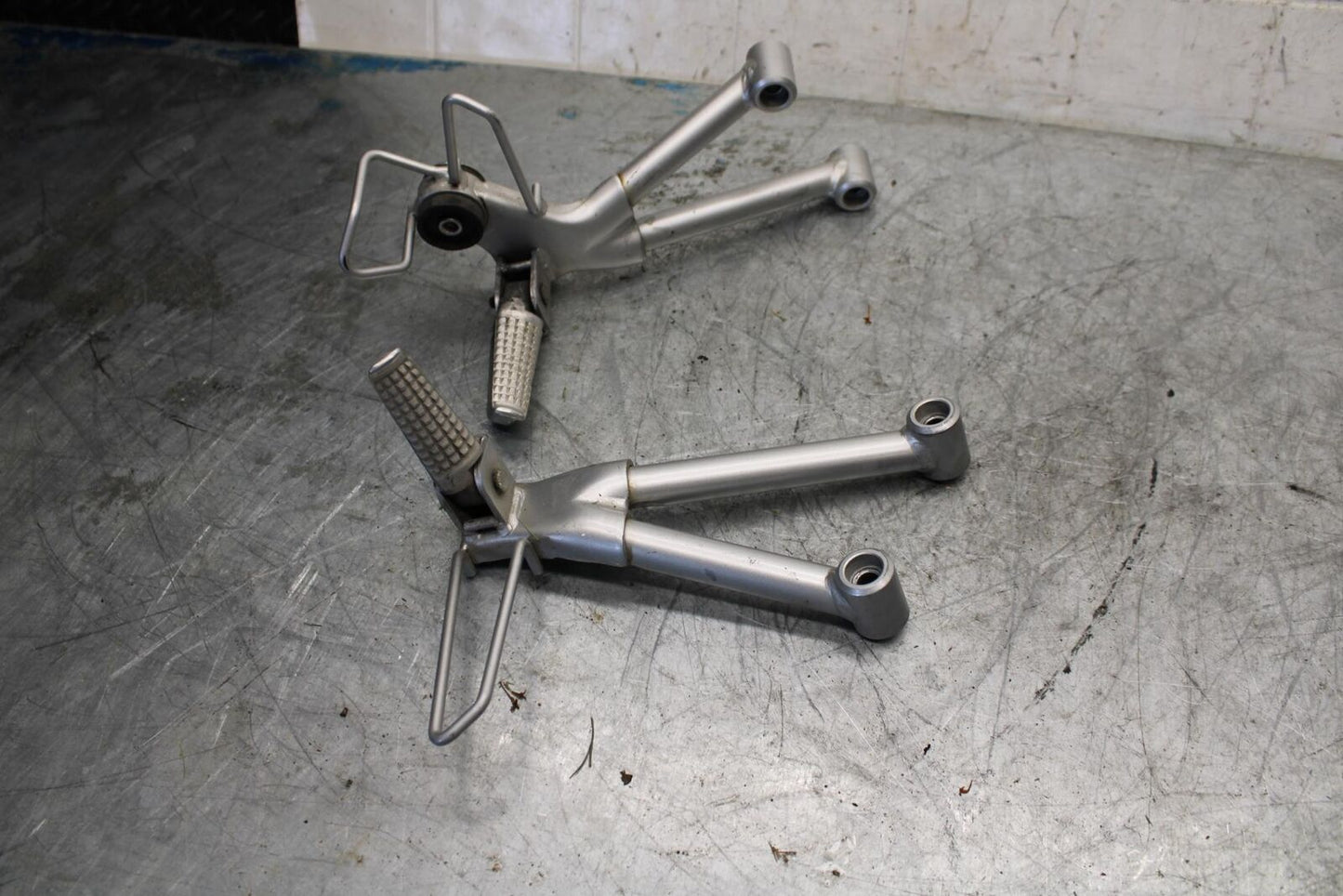 01-05 SUZUKI BANDIT 1200S GSF1200S REAR BACK PASSENGER PEG SET PAIR BB428