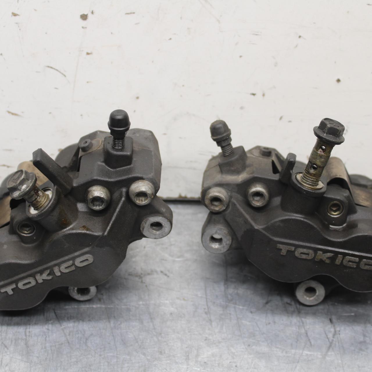 01-03 SUZUKI GSXR600 RIGHT LEFT FRONT BRAKE CALIPER SET PAIR CALIPERS BB633