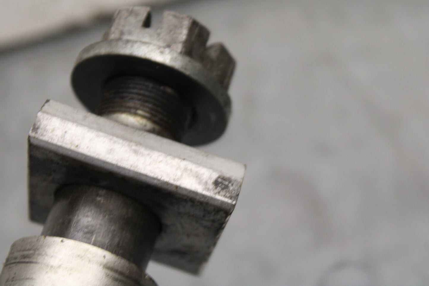 01-03 SUZUKI GSXR600 REAR AXLE BACK WHEEL RIM PIVOT BOLT AXEL BB336