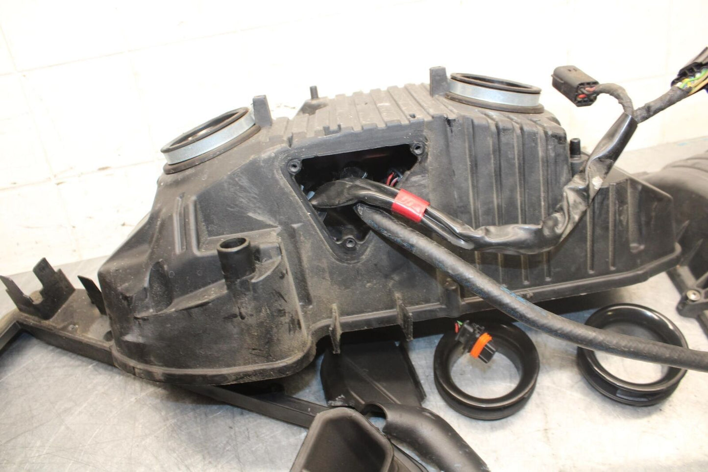 2009 Aprilia Shiver 750 SL750 AIRBOX AIR INTAKE FILTER BOX W INJECTORS BB506