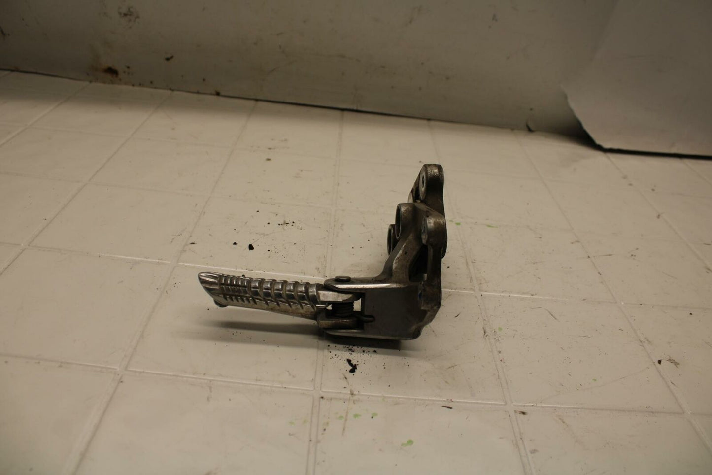 08-10 SUZUKI GSXR750 LEFT REARSET REAR SET DRIVER FOOT PEG BRACKET MOUNT BB396