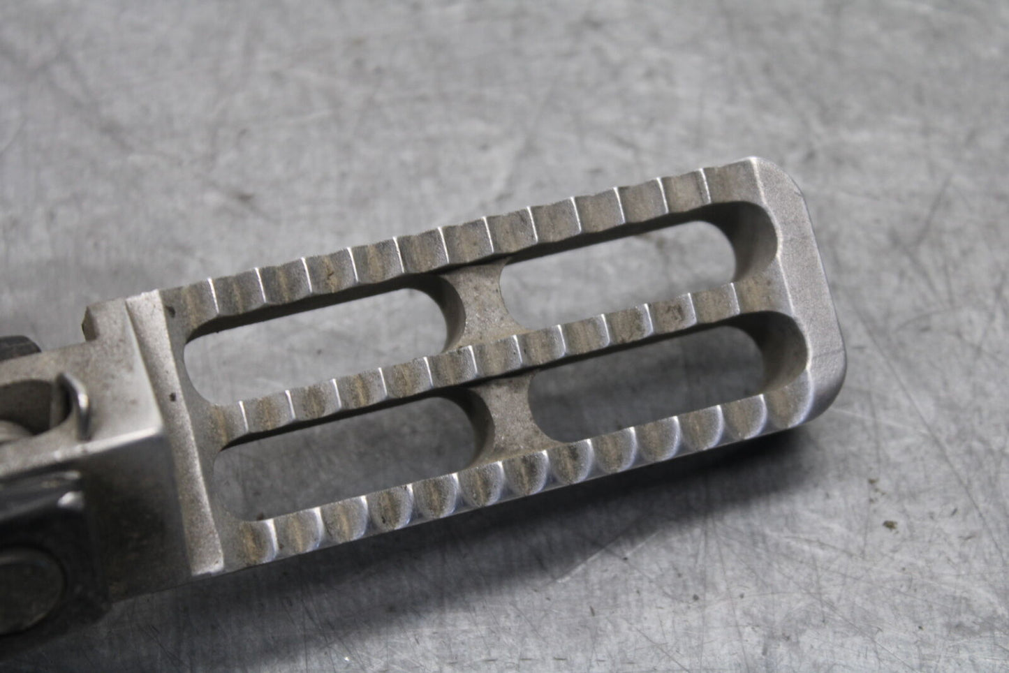 01-06 TRIUMPH TIGER 955I LEFT FRONT FOOT REST PEG STEP BB693