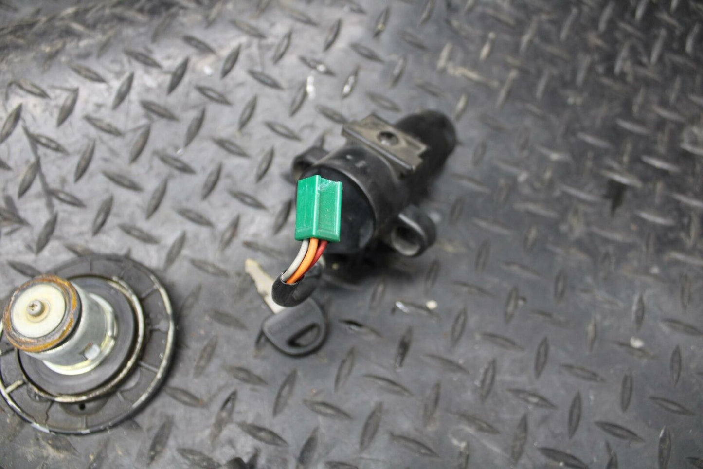 86 SUZUKI GS750ES IGNITION LOCK KEY SET W/ GAS CAP AND SEAT LOCK BB233