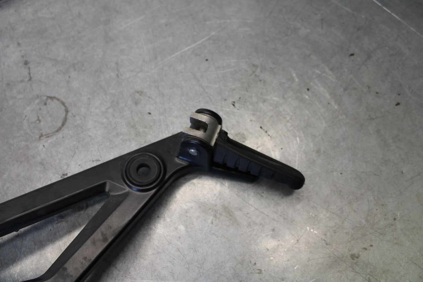 06-07 DUCATI MONSTER 695 RIGHT REARSET REAR SET DRIVER FOOT PEG REST STOP BB674