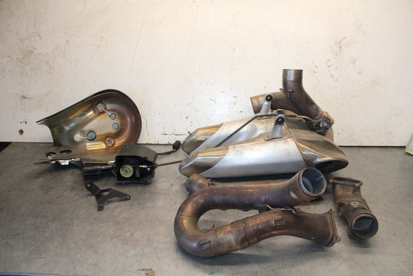 12-15 DUCATI 1199 PANIGALE FULL EXHAUST SYSTEM HEADERS PIPE MUFFLER BB699