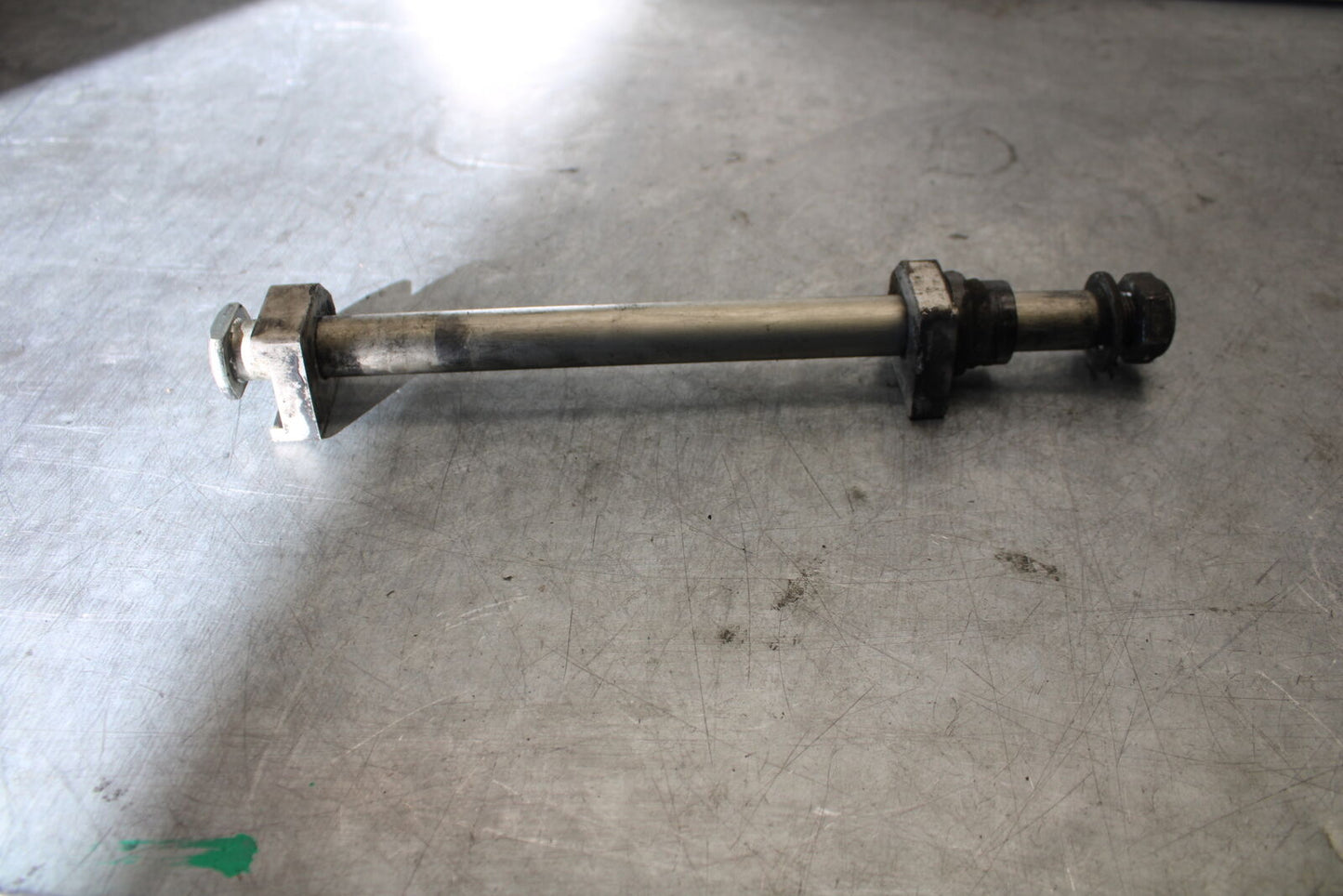 07-08 TRIUMPH DAYTONA 675 REAR AXLE BACK WHEEL RIM PIVOT BOLT AXEL BB685