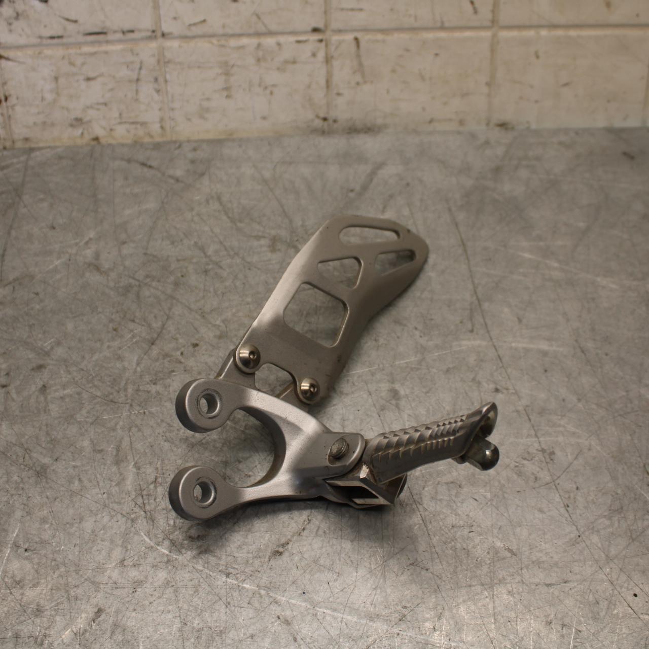 2017 Suzuki GSXR600 LEFT REARSET DRIVER FOOT PEG REST STOP 43700-14J30 BB527