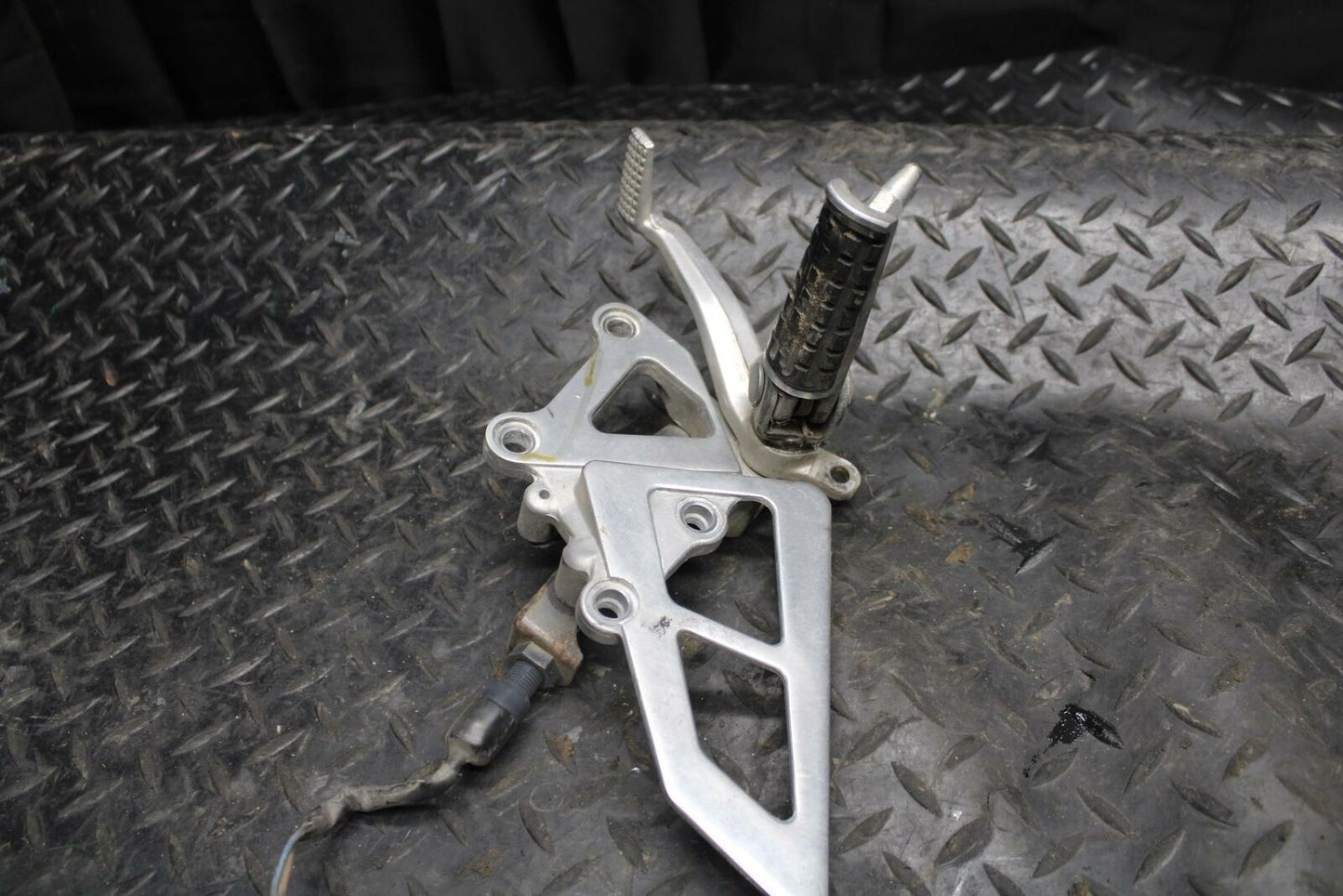 93 KAWASAKI NINJA ZX750L RIGHT REARSET REAR SET DRIVER FOOT PEG REST STOP BB195