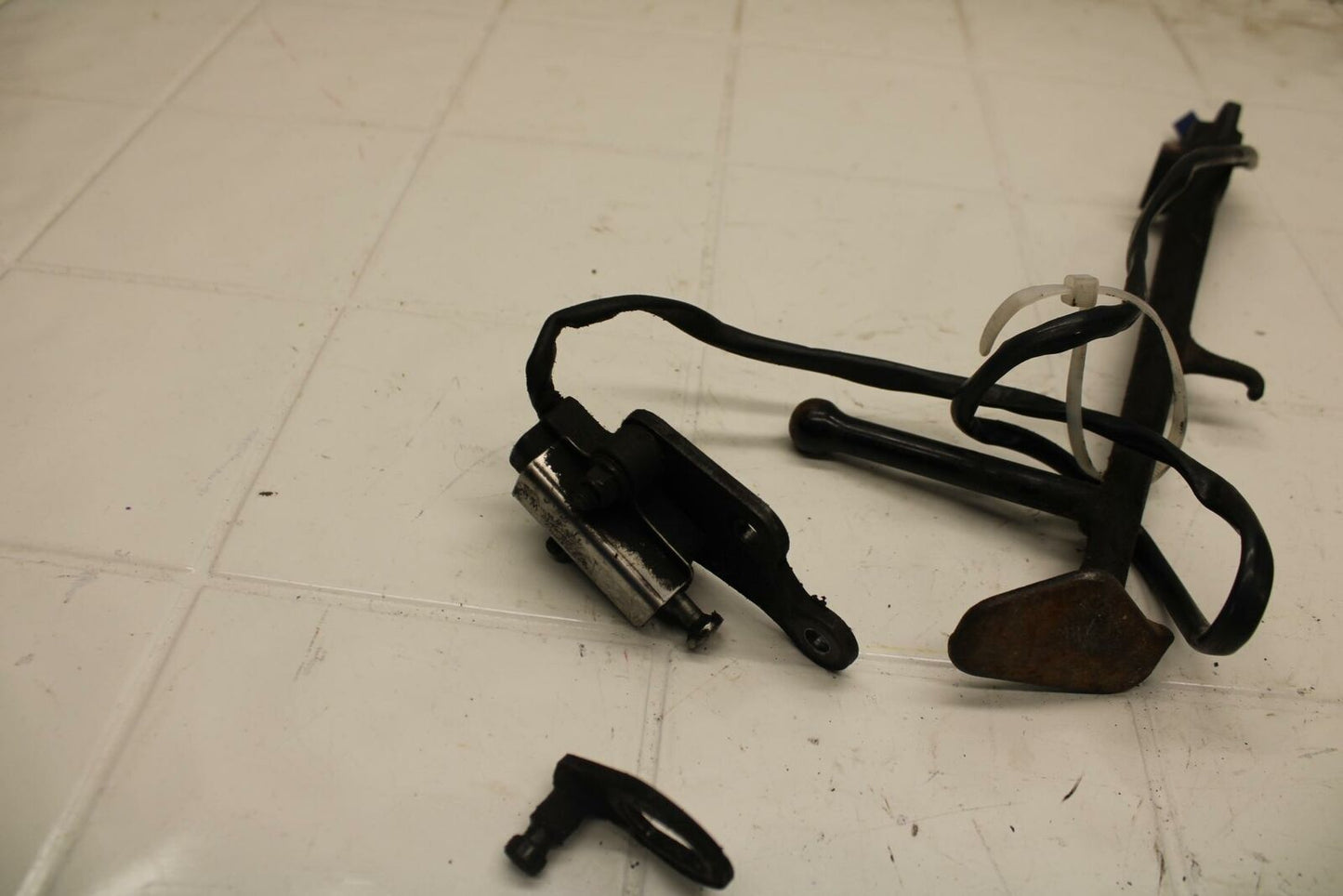 01-05 YAMAHA FZS1000 KICKSTAND SIDE KICK STAND BB 04