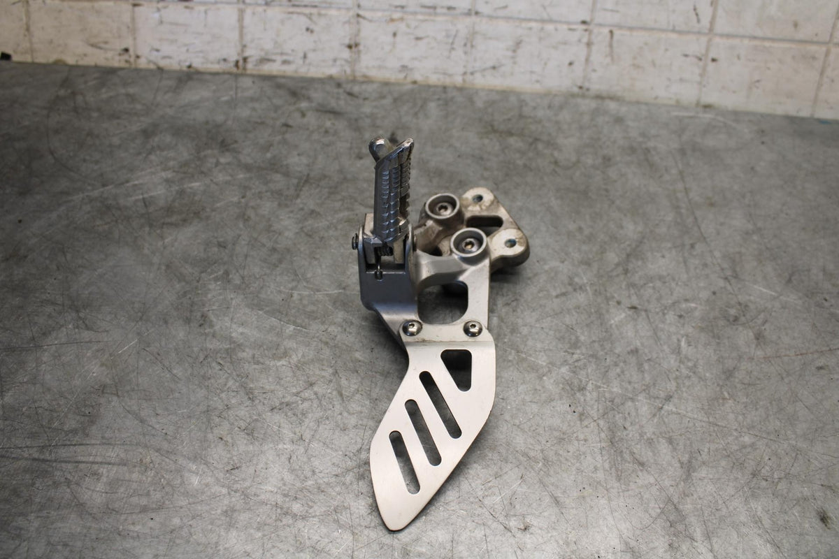 06-07 SUZUKI GSXR750 LEFT REARSET REAR SET DRIVER FOOT PEG REST STOP BB543