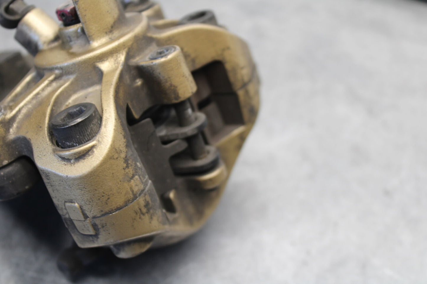 04-05 SUZUKI GSXR600 REAR BACK BRAKE CALIPER W MOUNT BRACKET BB658