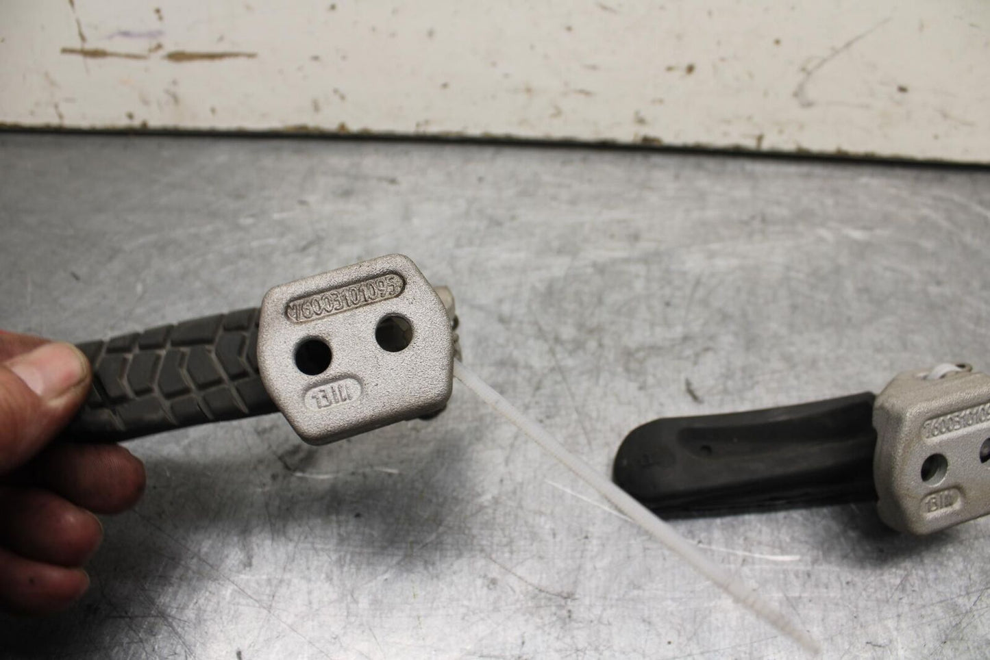 16-18 KTM 690 DUKE REAR BACK PASSENGER PEG SET PAIR BB631