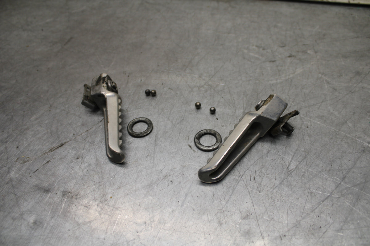 24-25 KAWASAKI NINJA ZX6R REAR BACK PASSENGER PEG SET PAIR BB726