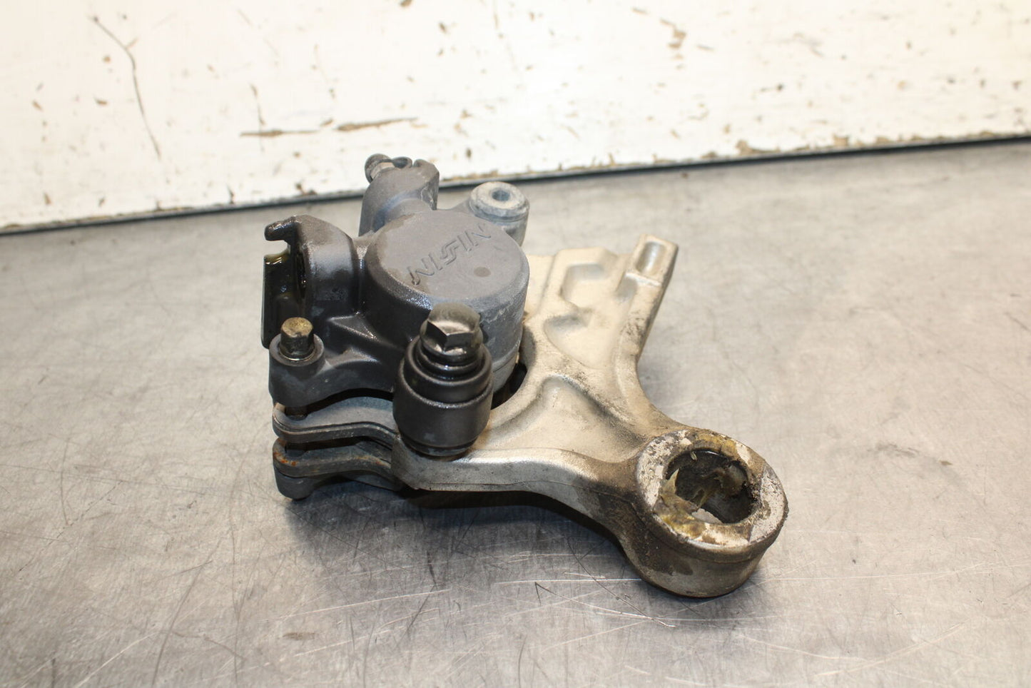 05-06 HONDA CBR600RR REAR BACK BRAKE CALIPER W MOUNT BRACKET BB739