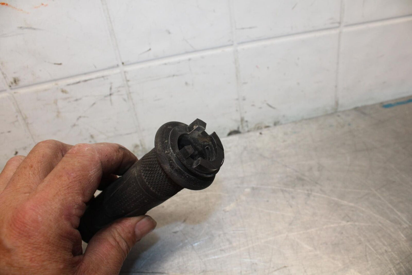 17-21 TRIUMPH STREET TRIPPLE R ABS RIGHT THROTTLE GRIP TUBE bb452