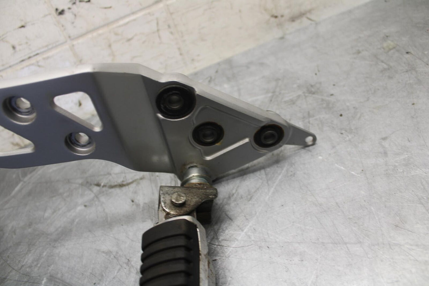 2016 Suzuki Bandit GSF1250SA ABS RIGHT REARSET REAR SET DRIVER FOOT PEG BB509