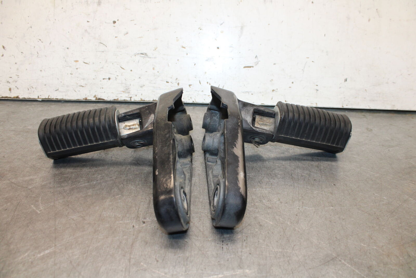 85-86 SUZUKI MADURA 1200 REAR PASSENGER FOOT STEP PEG BB691