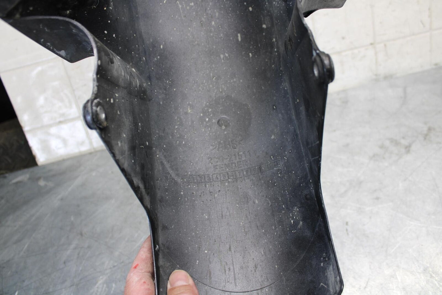2007 Yamaha YZF R6 FRONT WHEEL FENDER COWL FAIRING 2C0-21511-00-P4 BB522