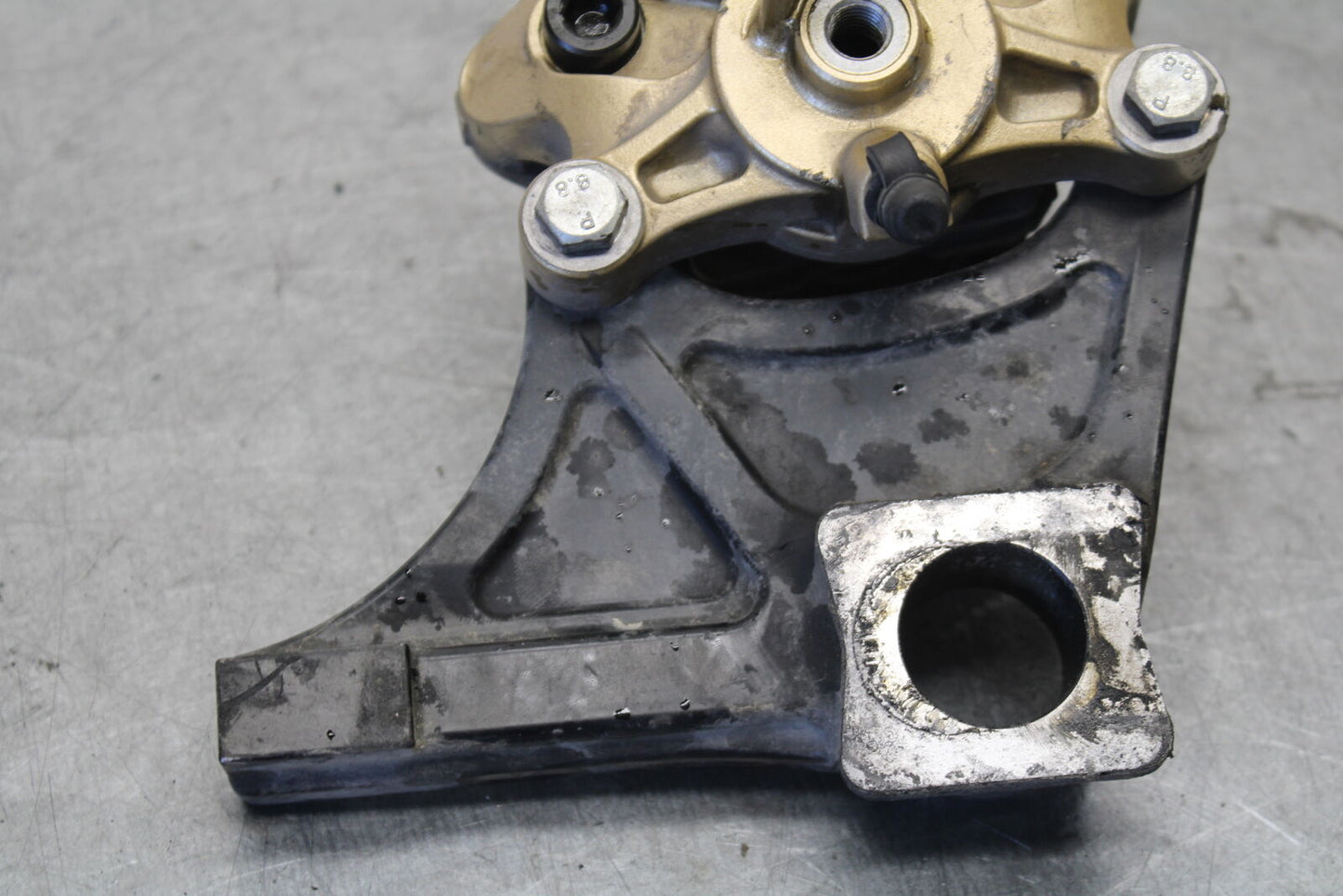 04 SUZUKI GSXR600 REAR BACK BRAKE CALIPER W MOUNT BRACKET 69100-18G00-999 BB676