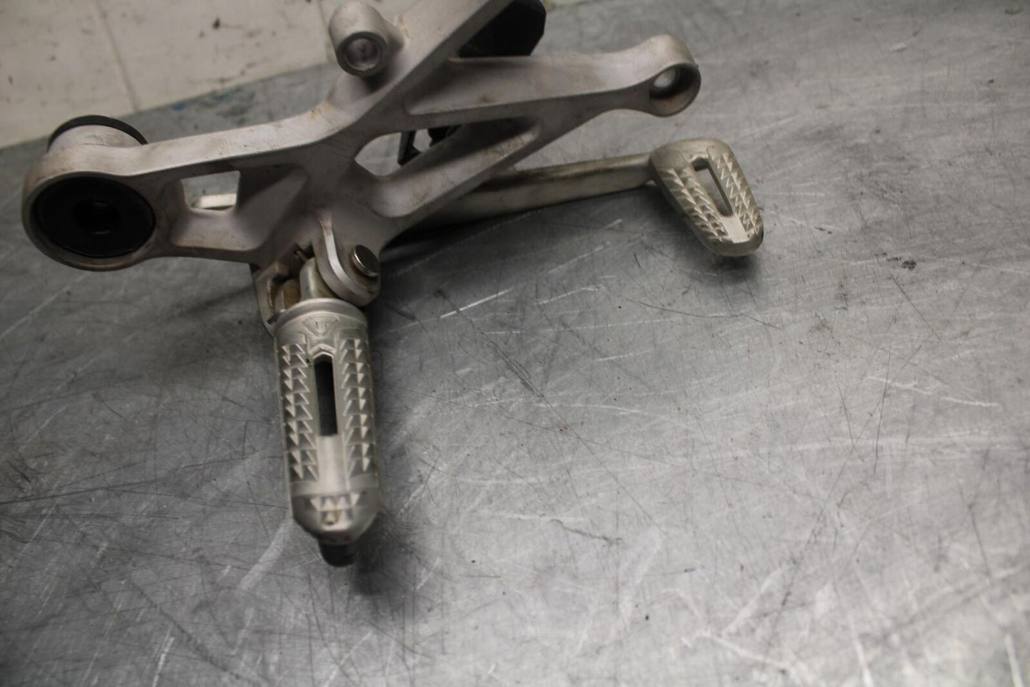 17-21 TRIUMPH STREET TRIPPLE R ABS RIGHT REARSET REAR SET DRIVER FOOT PEG bb452