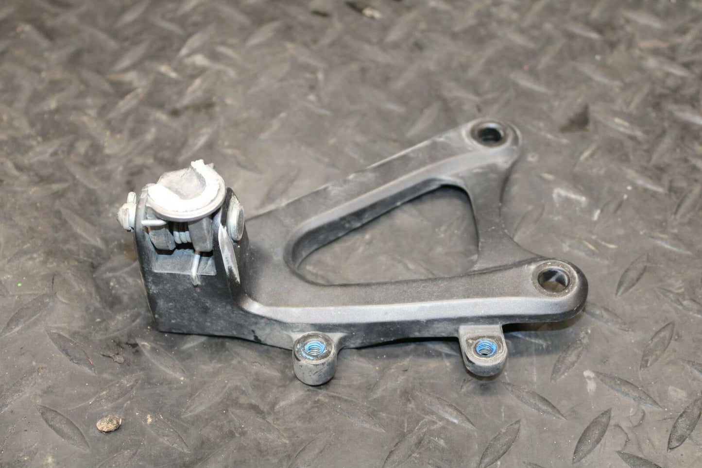 09-14 YAMAHA YZF R1 LEFT REARSET REAR SET DRIVER FOOT PEG BRACKET MOUNT BB196