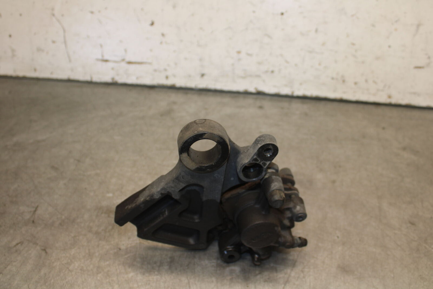 19-23 KAWASAKI NINJA ZX6R REAR BACK BRAKE CALIPER W MOUNT BRACKET BB701