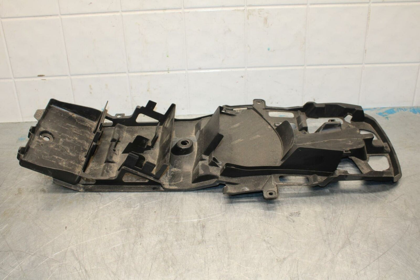15-21 SUZUKI GSXR600 REAR BACK TAIL UNDERTAIL BATTERY TRAY PLASTIC BB418