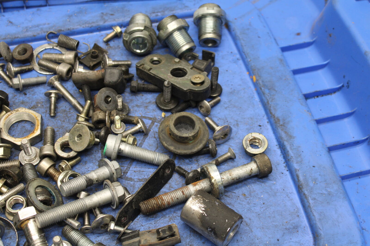 03-04 TRIUMPH DAYTONA 600 MOUNTING BOLTS HARDWARE MOTOR SCREWS BB745