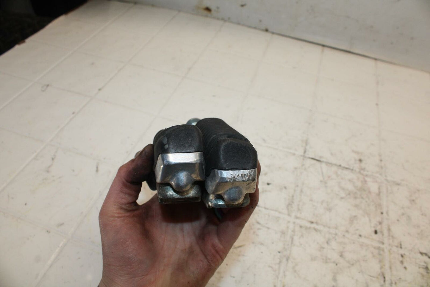 06-07 SUZUKI BANDIT 1200S ABS FRONT FOOT RESTS PEGS STEPS SET PAIR BB21