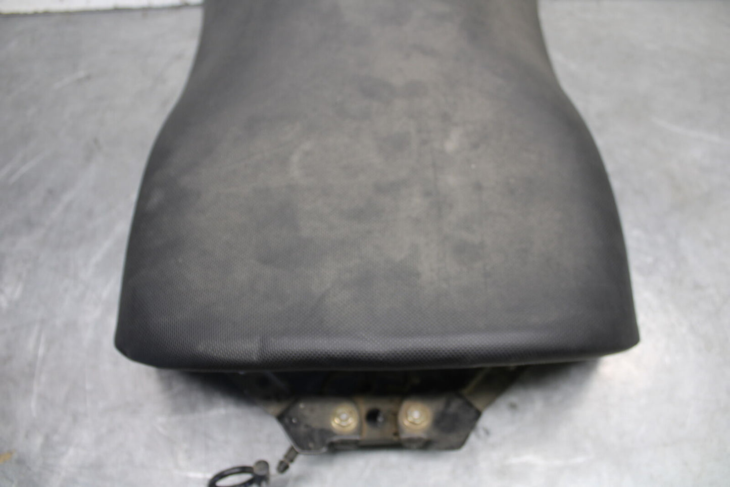 01-06 TRIUMPH TIGER 955I FRONT DRIVERS SEAT PAD SADDLE PILLION BB693